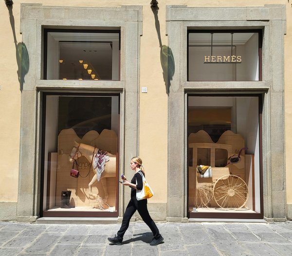 Achieving Effortless Elegance: The Definitive Handbook for Styling Wide-Leg Trousers